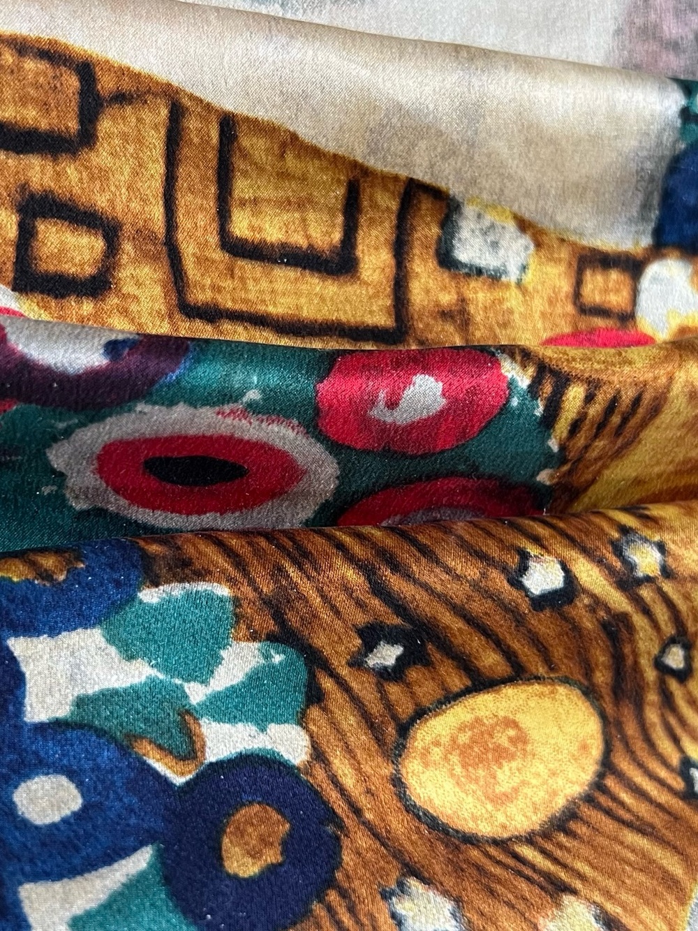 Gustav Klimt The Kiss Silk Square Scarf Art Nouveau Gold Black Hand Rolled Hem - Picture 9 of 10